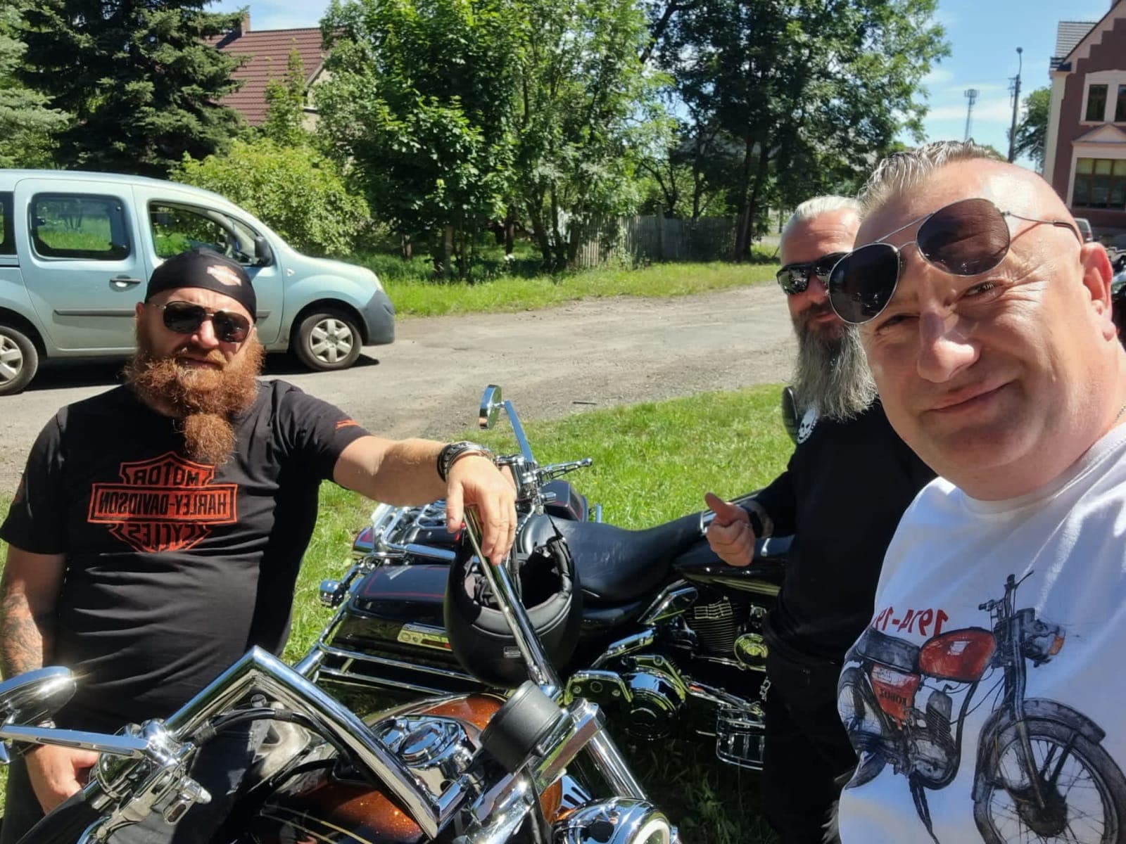 Grupa motocykli na szlaku